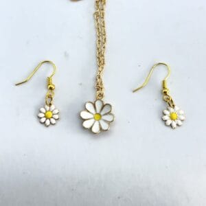 Delicate set with white daisies style-1