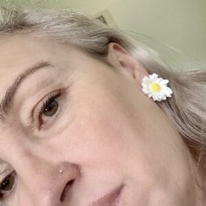 Stud earrings in the form of flowers white-flower2