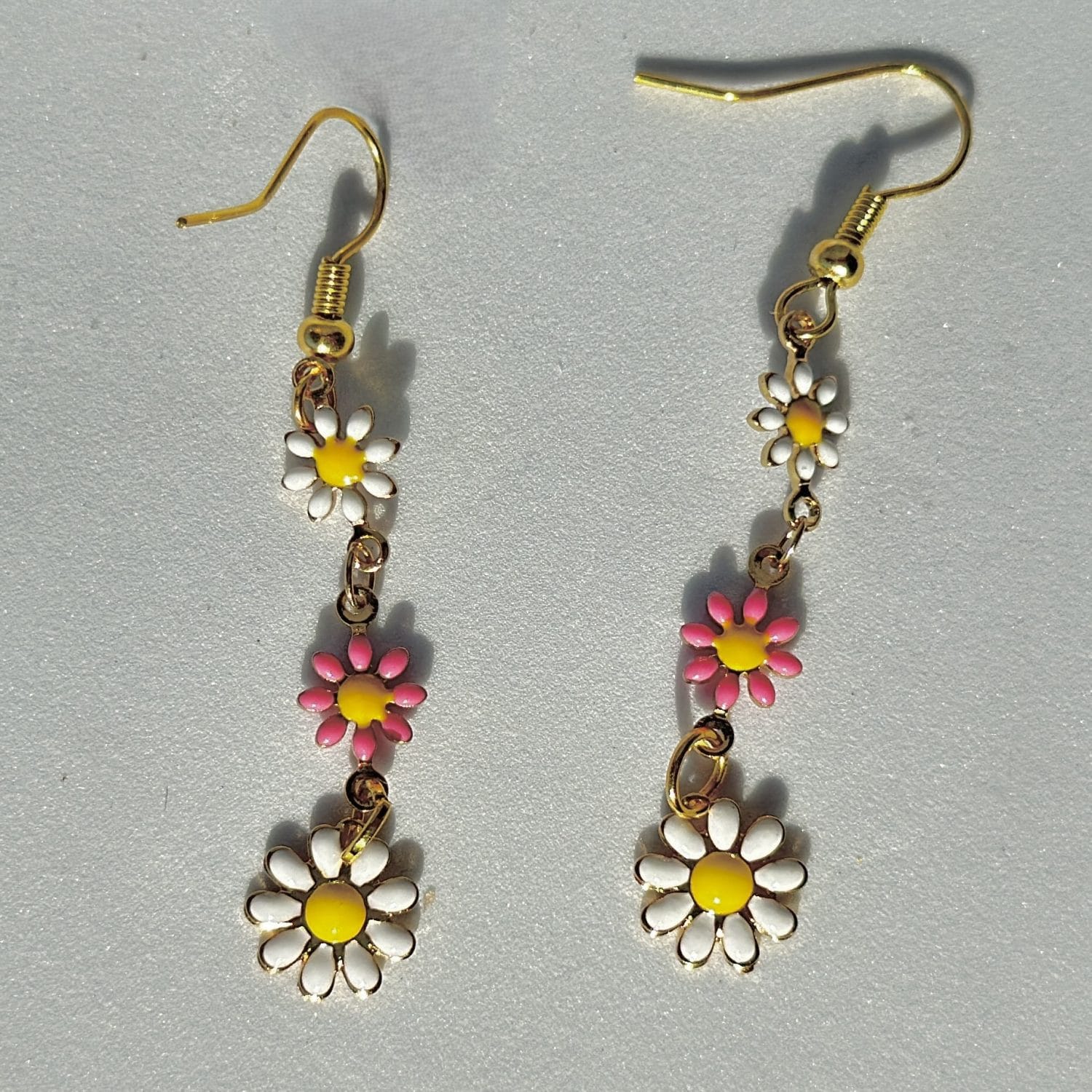 earrings-with-white-and-pink-daisies Handmade earrings with white and pink daisies