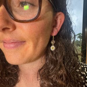 Daisy themed earrings with faceted bead