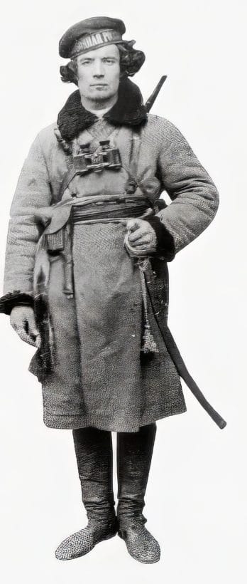 shchus - a man standing to attention 