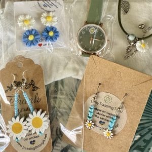 Daisies Gift Pack – flowers jewellery, watch, socks