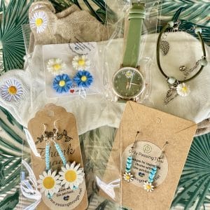 Daisies Gift Pack – flowers jewellery,watch, socks